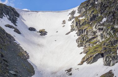 Dağlarda bahar, kar... 