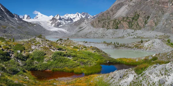 Мальовничий панорамний вид, маленькі озера різних кольорів, льодовик — стокове фото