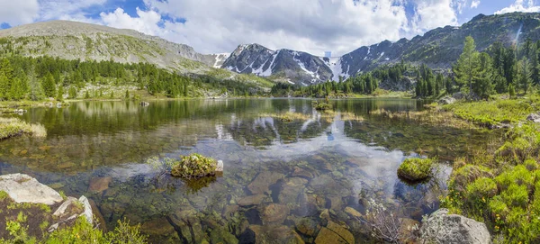 Bergsee am Sommermorgen, großes Panorama, Altai — Stockfoto