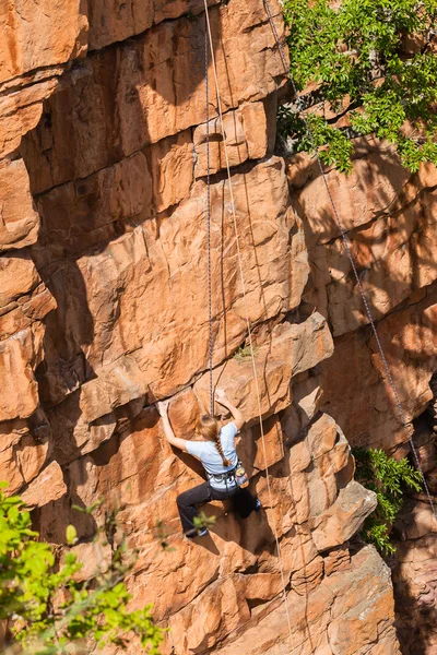 Falaises rocheuses femme grimpeur — Photo