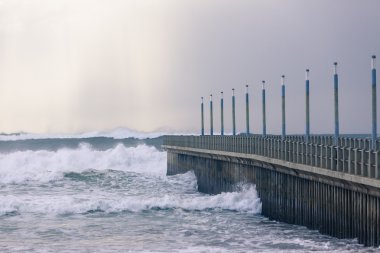 Beach Pier fırtına dalgaları