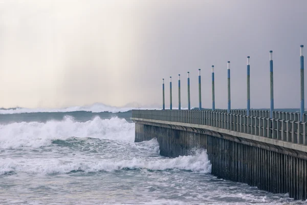 Praia Pier Storm Waves — Fotografia de Stock