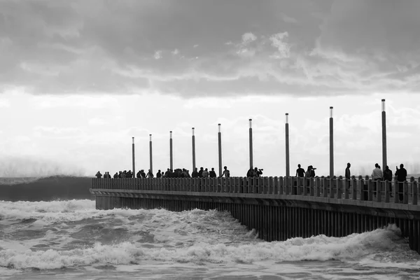 Pessoas Beach Pier Waves — Fotografia de Stock