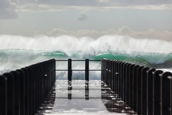 Beach Pier dalga gücü — Stok fotoğraf