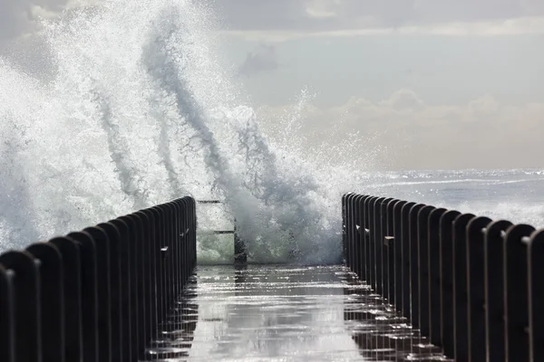 Енергія морських хвиль, що вибухають — стокове фото