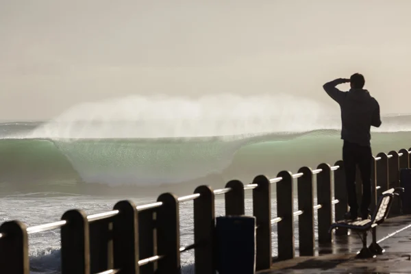 Personer Beach Pier vågor — Stockfoto