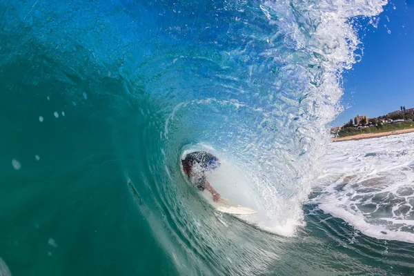 Surfing inuti utplåna — Stockfoto