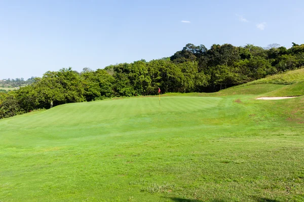 Golfbana grön flaggstången — Stockfoto