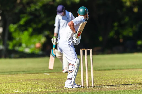 Kriket topa vuran oyuncu hazır — Stok fotoğraf