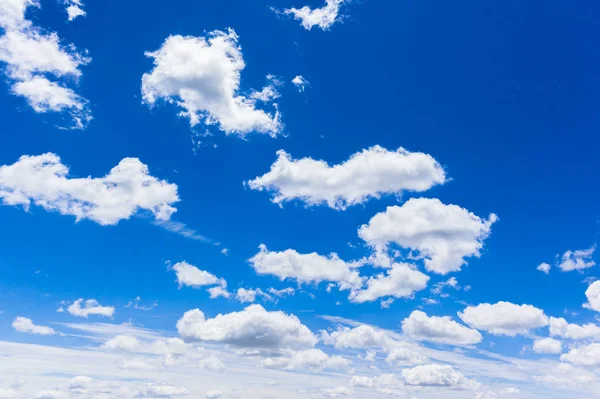 Nuvens céu azul — Fotografia de Stock