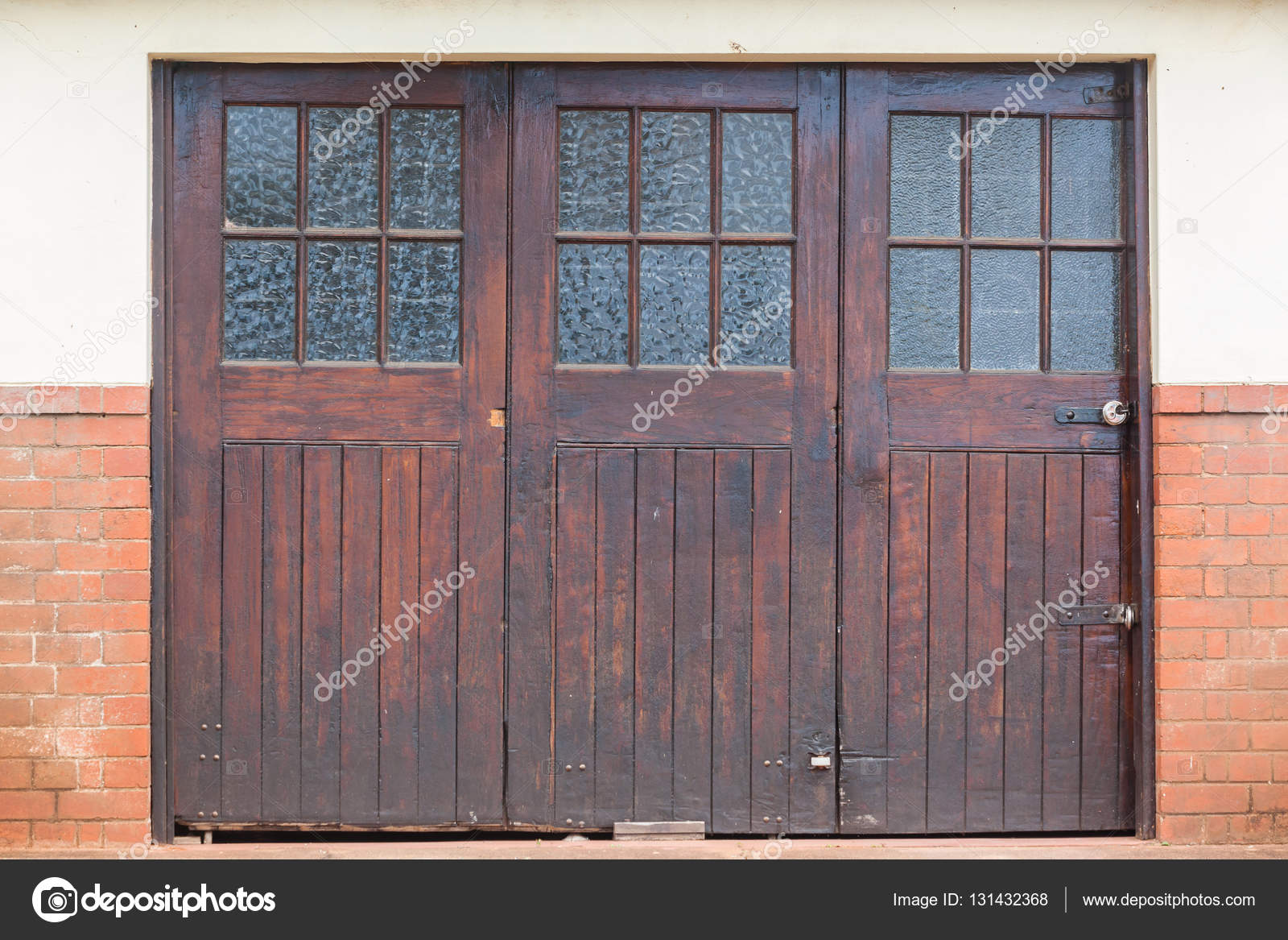 Porte per garage in legno — foto stock © chrisvanlennepphoto #131432368 Portoni in legno per garage