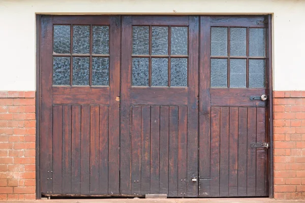 Portas de garagem de madeira — Fotografia de Stock