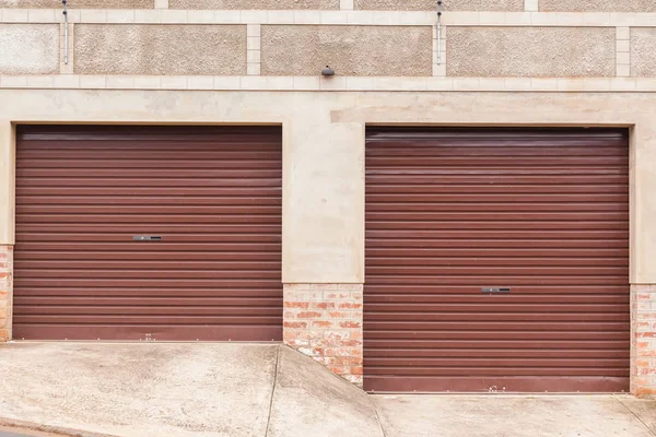 Garagedörrar två vägkanten — Stockfoto