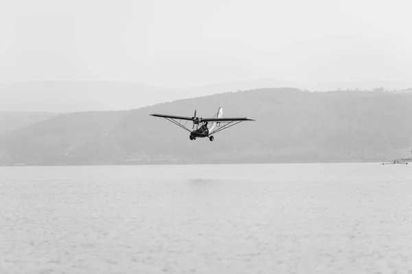 Flying Low Plane Waters — Stock Photo, Image