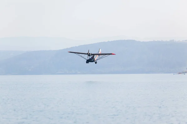 Πετώντας χαμηλά αεροπλάνο νερά — Φωτογραφία Αρχείου