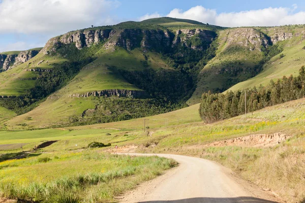 Camino de la suciedad montañas escénicas — Foto de Stock