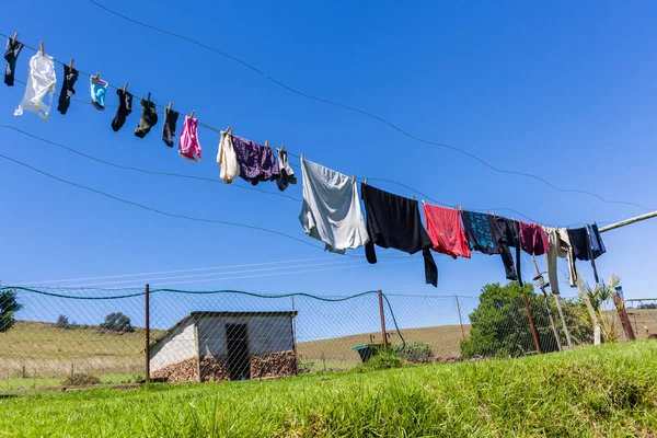 Farm linha de roupas de lavagem — Fotografia de Stock