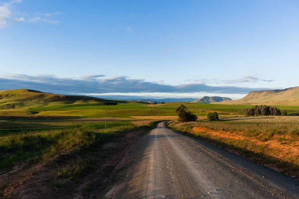 Montanhas de estrada de terra explorar — Fotografia de Stock