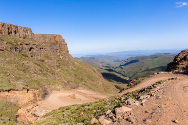 Dağlar toprak yol Pass keşfetmek