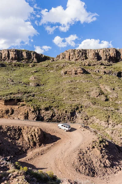 Montañas vehículo terreno resistente — Foto de Stock