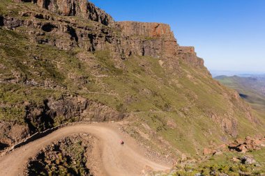 Uzun yürüyüşe çıkan kimse maceraperest dağ geçidi