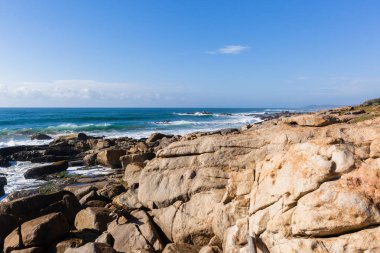 Okyanus dalgaları kayalık sahil şeridi