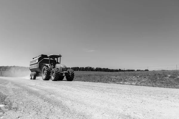 ブラック ホワイトを農業トラクターの道 — ストック写真