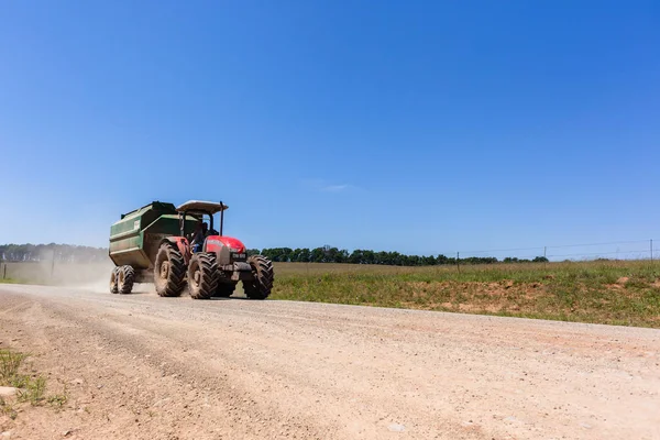 Ciągnika drogowego rolnictwa ekologicznego — Zdjęcie stockowe