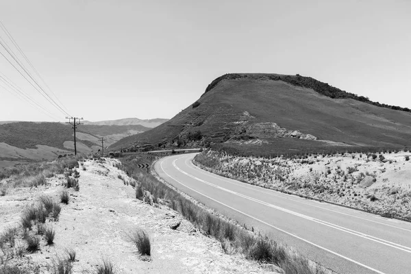 Wpis Mountain Road Valley czarny biały — Zdjęcie stockowe