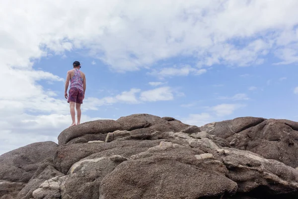 Человек пляж скалы небо — стоковое фото