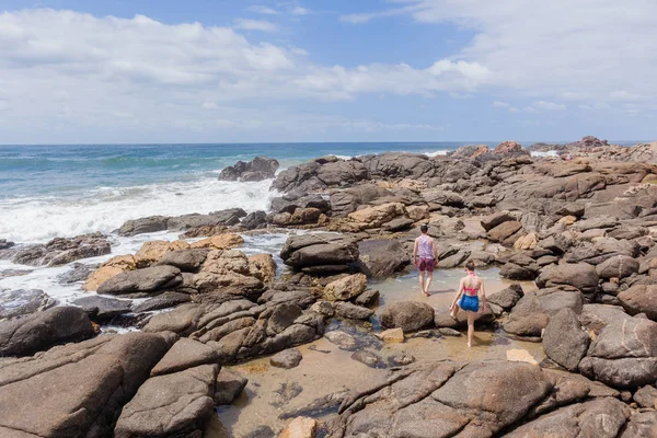 Girl Boy Walking Beach Rocks Ocean — Stock Photo, Image