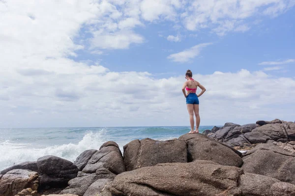 Girl Beach Standing Watching Ocean Waves — Stock Photo, Image