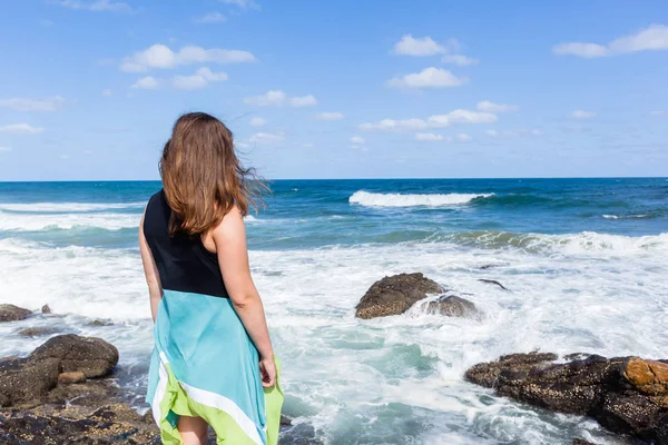 Kız izlerken okyanus dalgaları