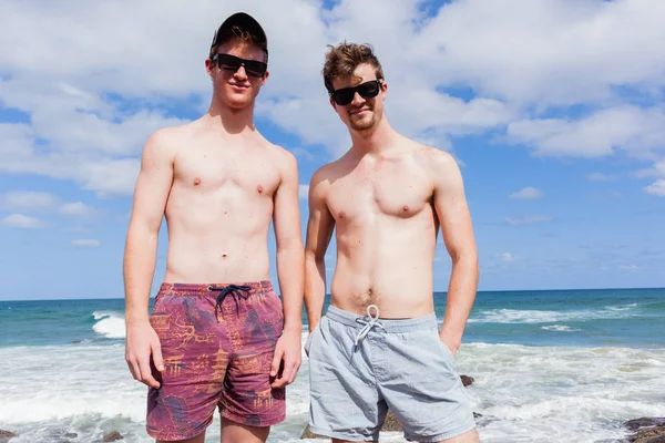 Pojkar Beach semester uttryck bar överkropp — Stockfoto