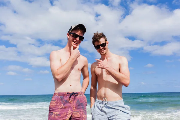 Garçons Vacances à la plage Expressions Sans chemise — Photo