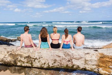 Gençler oturma plaj ağaç okyanus 