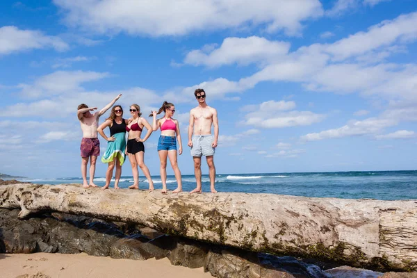Подростки отдыхают на пляже Tree Ocean — стоковое фото