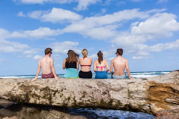 Adolescents assis plage arbre océan — Photo