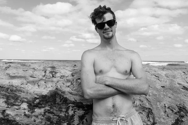 Uomo Shirtless casual spiaggia nero bianco — Foto Stock