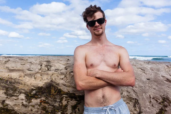 Uomo senza maglietta casual spiaggia ritratto — Foto Stock