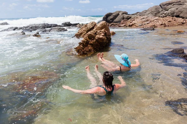 Mulheres Natação Praia Rock Pool — Fotografia de Stock