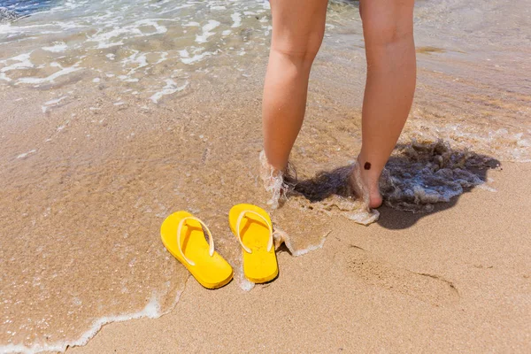 Beach Girl Legs Yellow Slippers — Stock Photo, Image