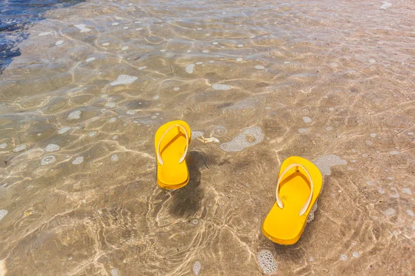 夏黄スリッパ海潮プール — ストック写真