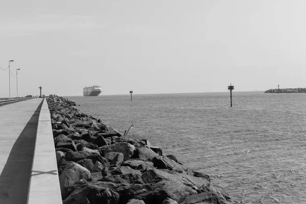 Gemi okyanus liman liman giriş siyah beyaz — Stok fotoğraf