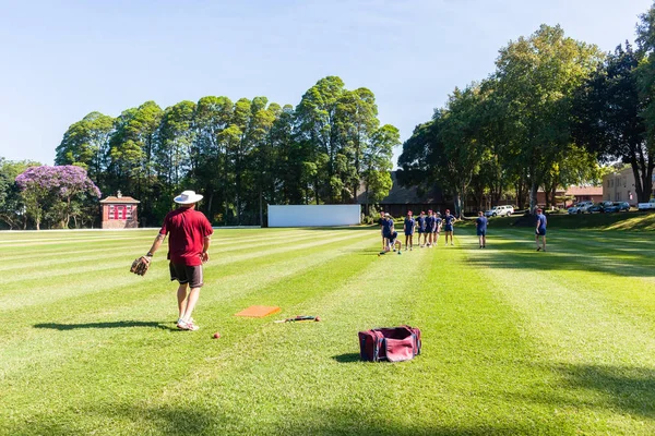 Allenatore di cricket Giocatori pratica Fielding — Foto Stock