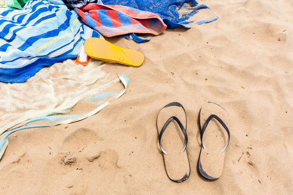 Playa toallas de arena Pies Zapatillas Negro Amarillo — Foto de Stock