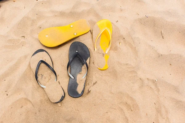 Playa pies de arena zapatillas Negro Amarillo — Foto de Stock
