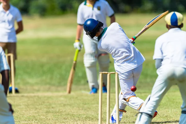 Cricket gra zbliżenie akcja nastolatków — Zdjęcie stockowe