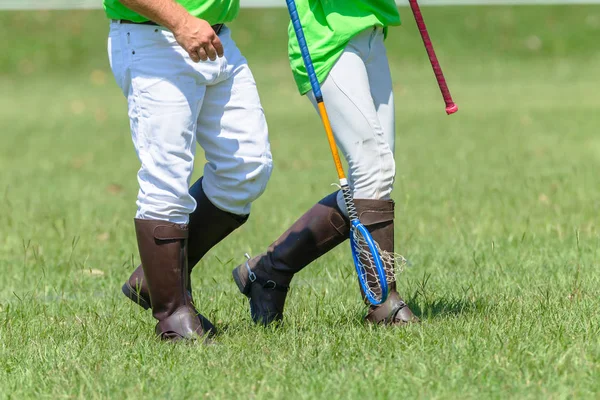 Polocrosse graczy zbliżenie spaceru buty rakiety — Zdjęcie stockowe