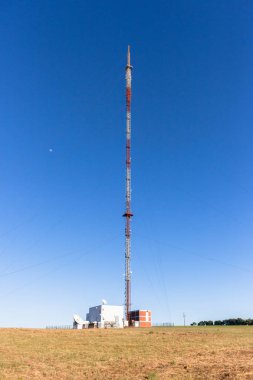 Sinyal kulesini tepe